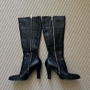 Elegant Black Heeled Boots with Zipper Detail